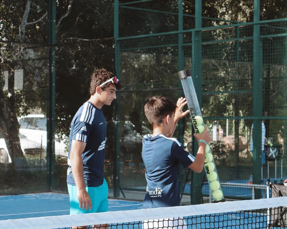 Entrenador amb un alumne a la pista