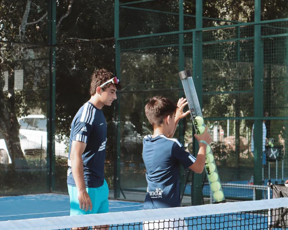 Entrenador amb un alumne a la pista