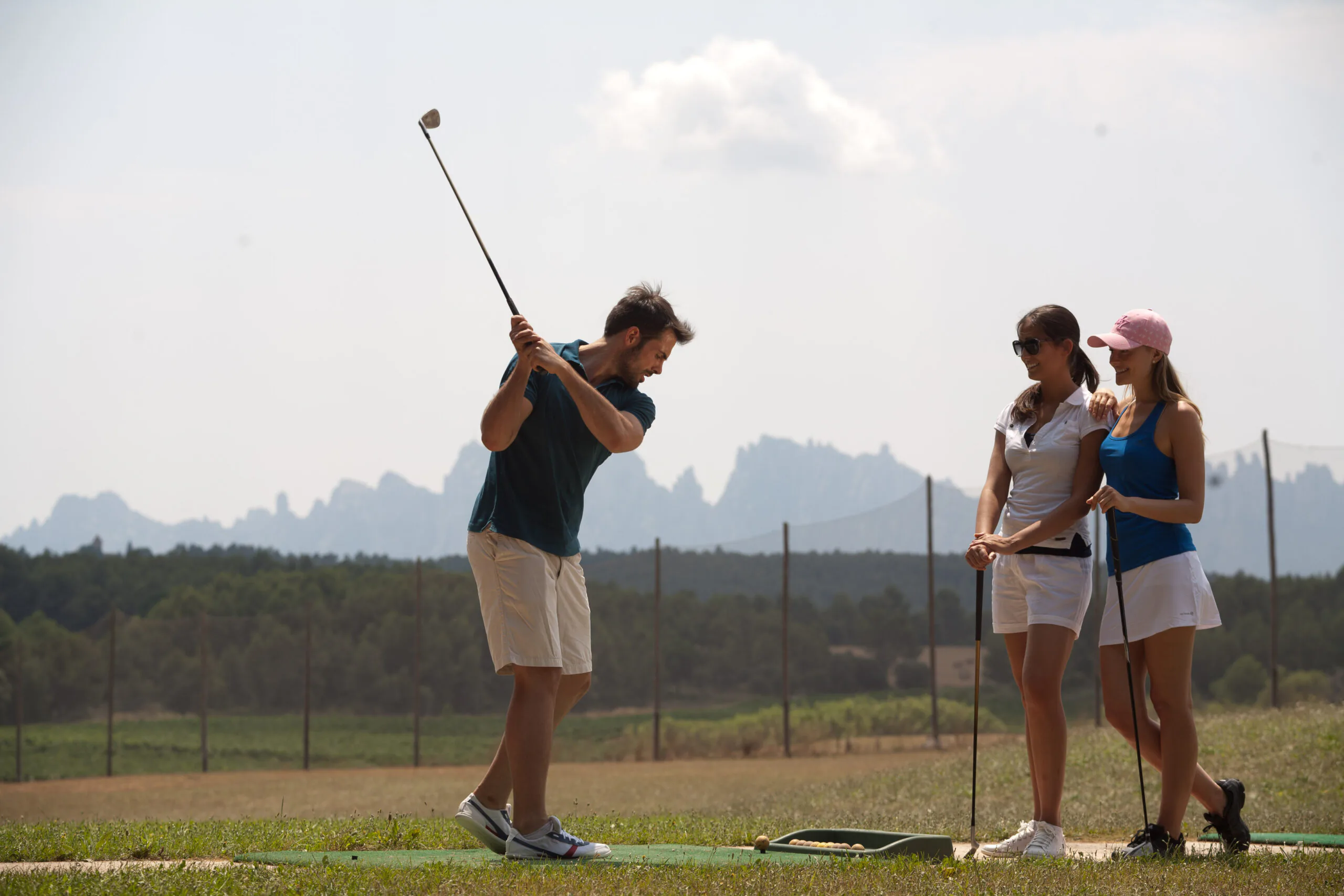 Camp de golf amb vistes a Montserrat